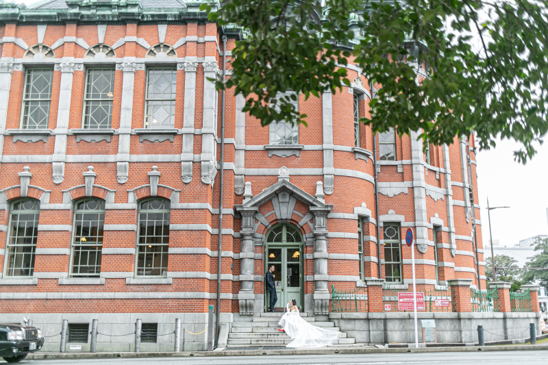 伝統建築物をバックに