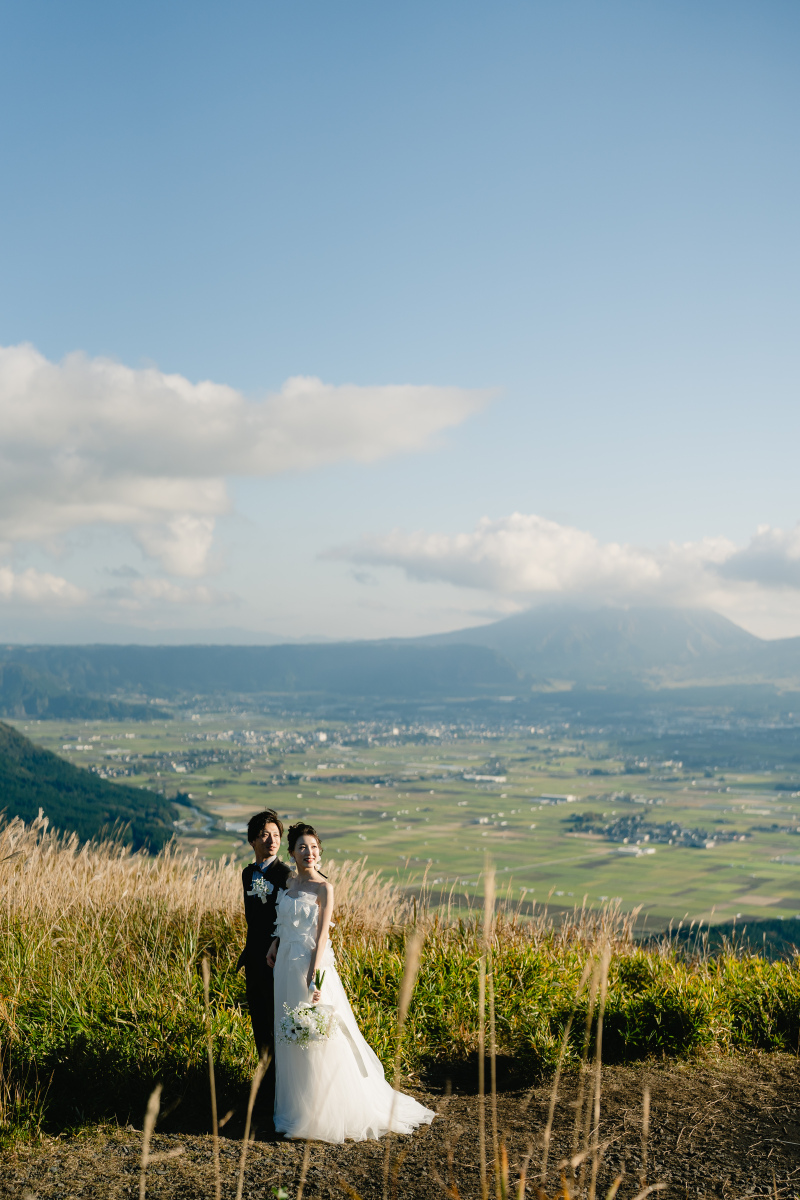阿蘇の山をバックに