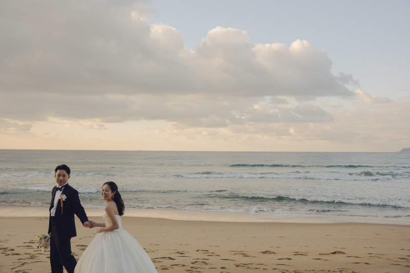 夕暮れの海を背景に