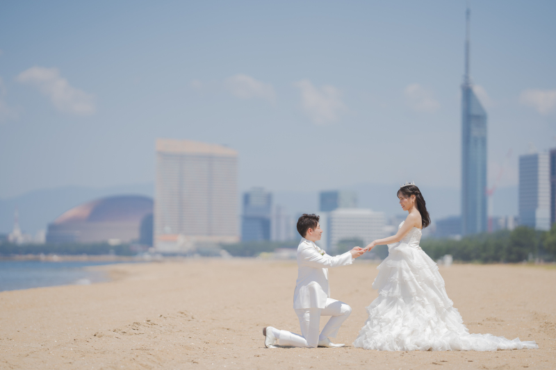 手を取り合って