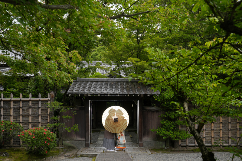 番傘でシルエット