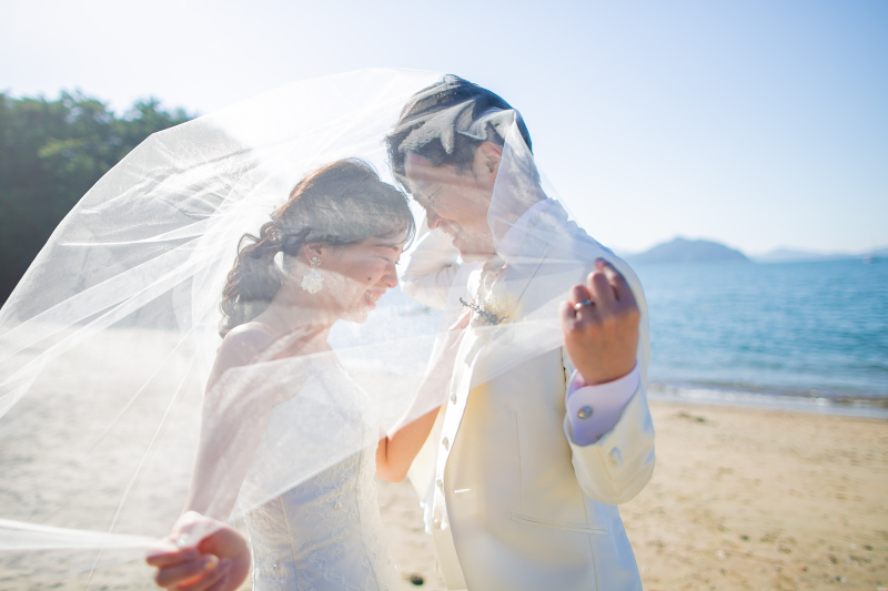 ビーチをバックに