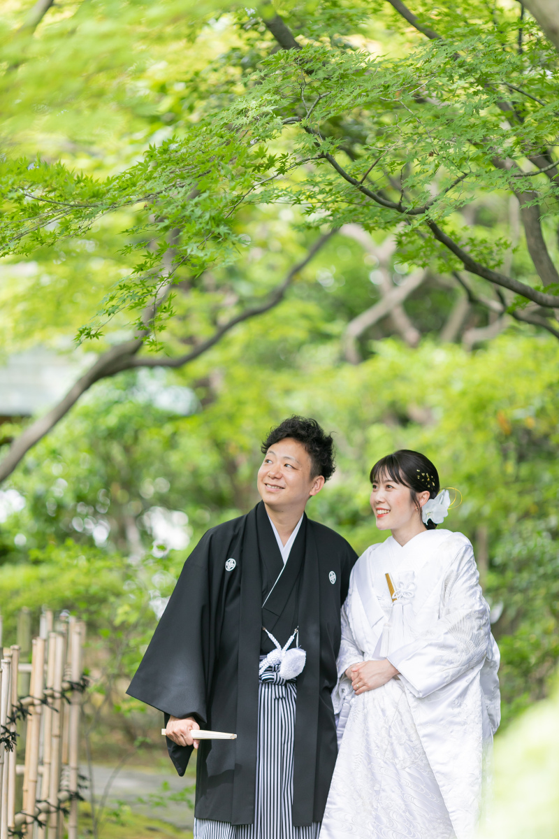 緑鮮やかな場所で自然な表情で。