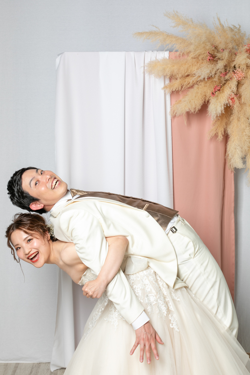 お二人らしく少しはしゃいだポーズも!