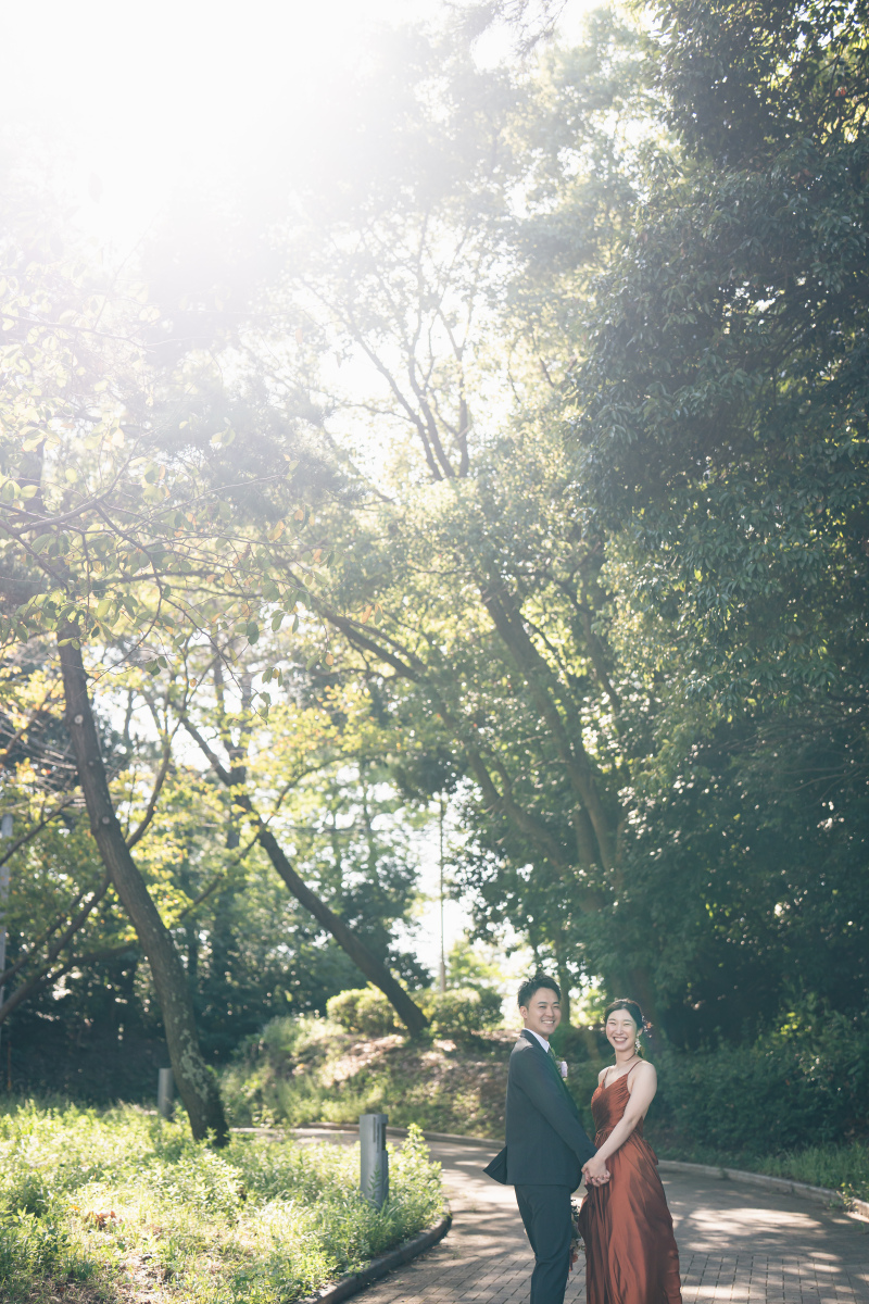 仲良く手を繋いで