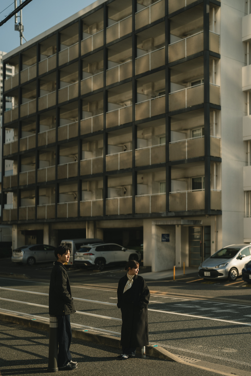 かっこいい建物をバックに。