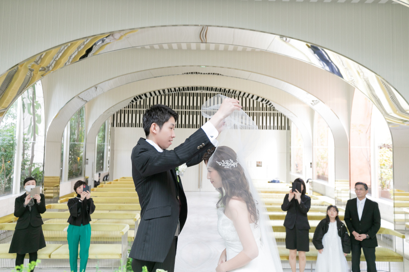 ゲストの皆様に見守られながら...ベールアップ。