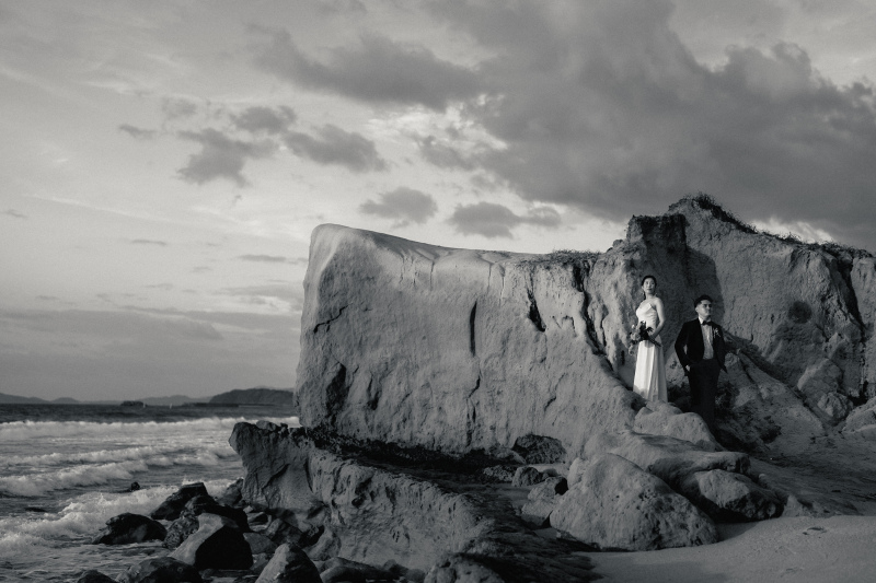 崖をバックに。