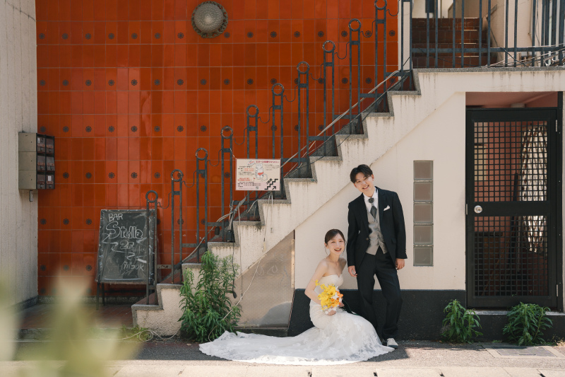 レトロな壁の前で