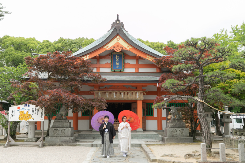 本殿の前で番傘と一緒に