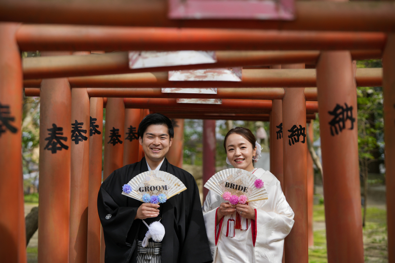 鳥居の中でお手製の扇子と