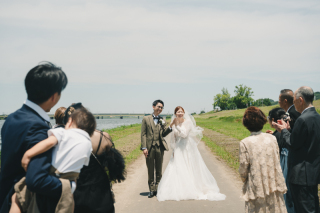 家族に見守られて、夫婦に