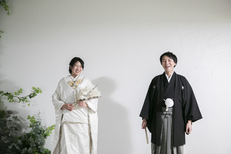 グリーンの生い茂る白壁をバックに