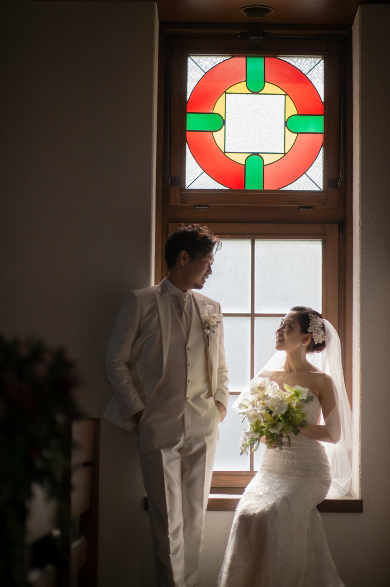 ステンドグラスを背景に…！