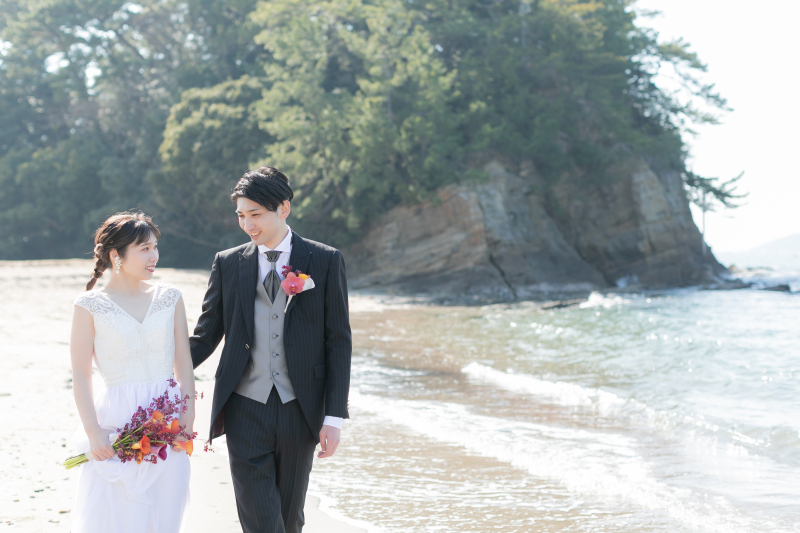 煌びやかな海の前で