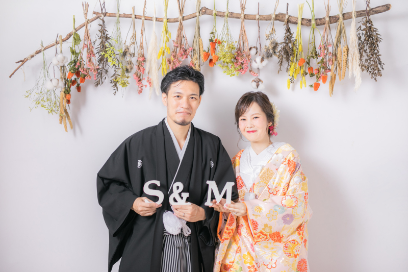 ドライフラワーをバックに