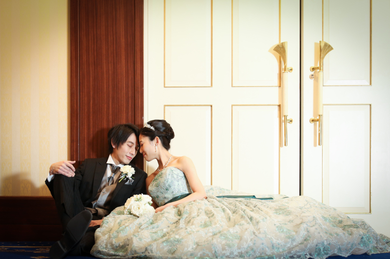 座ってクールな表情で