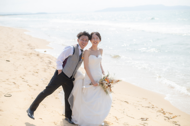 キラキラな海をバックに