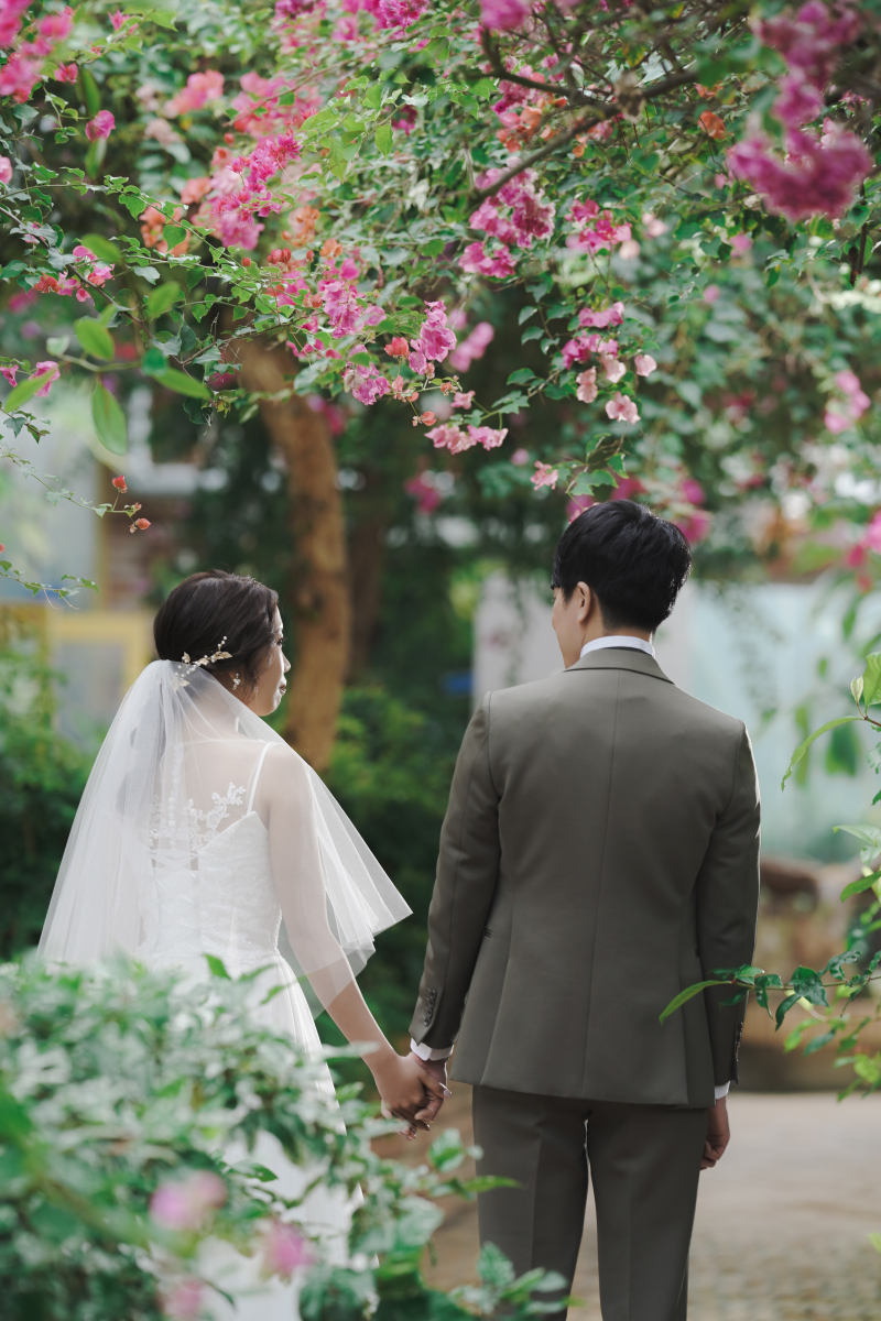 温室の中で後ろ姿ショット