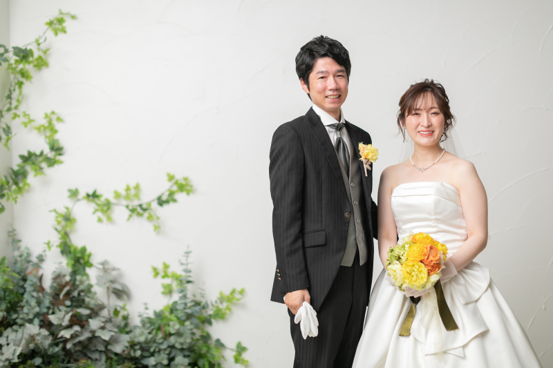 シンプルな白壁でのツーショットから撮影スタート！