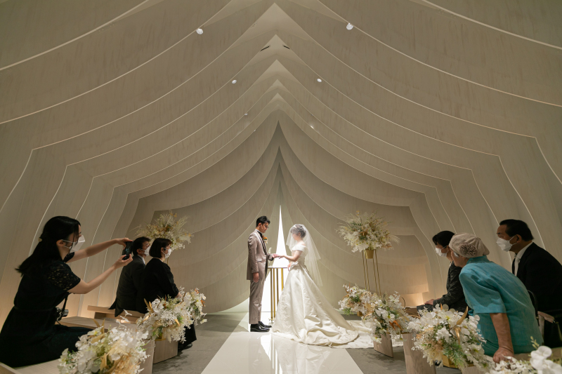 皆様に囲まれて「指輪の交換シーン」