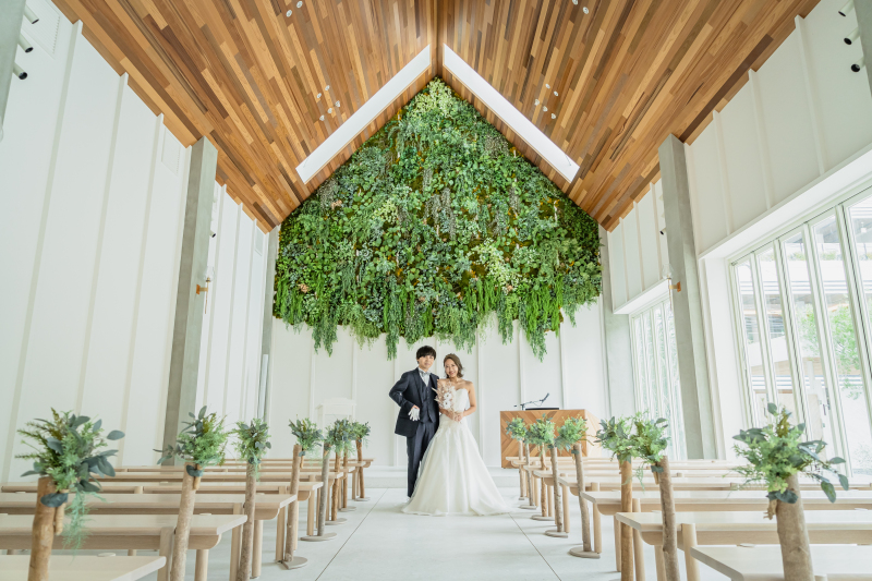 チャペル内も自然光が入る明るい雰囲気で