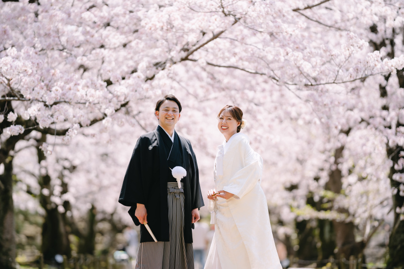 桜並木を背景に。