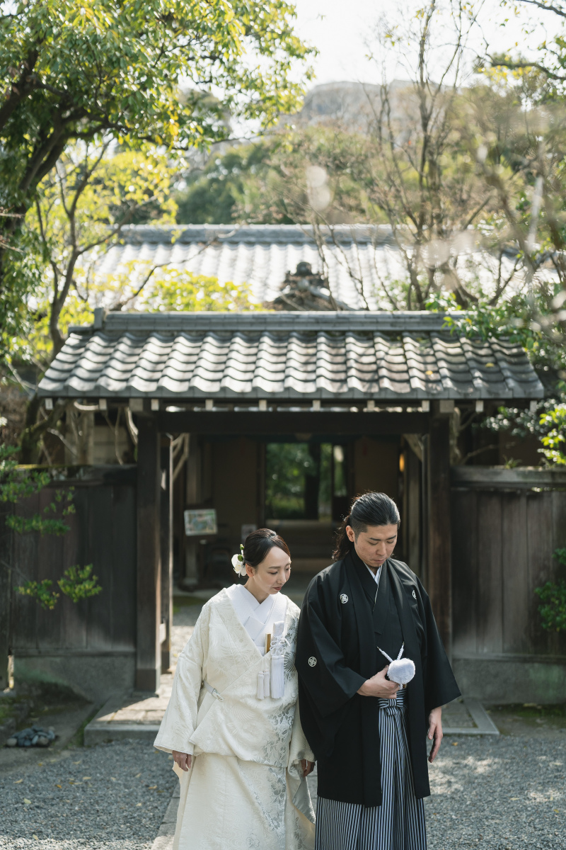 門をバックにさりげなく