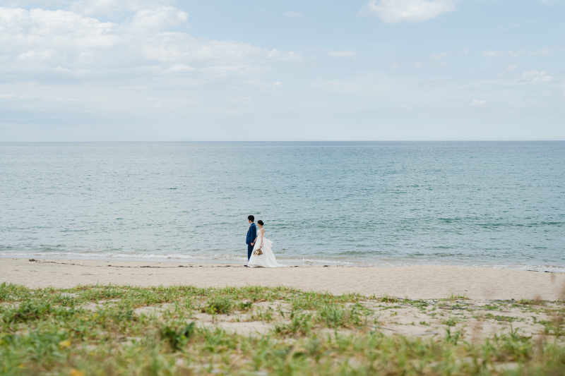海岸を歩く二人