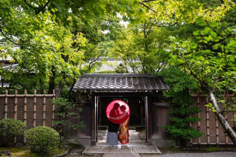 傘でシルエット