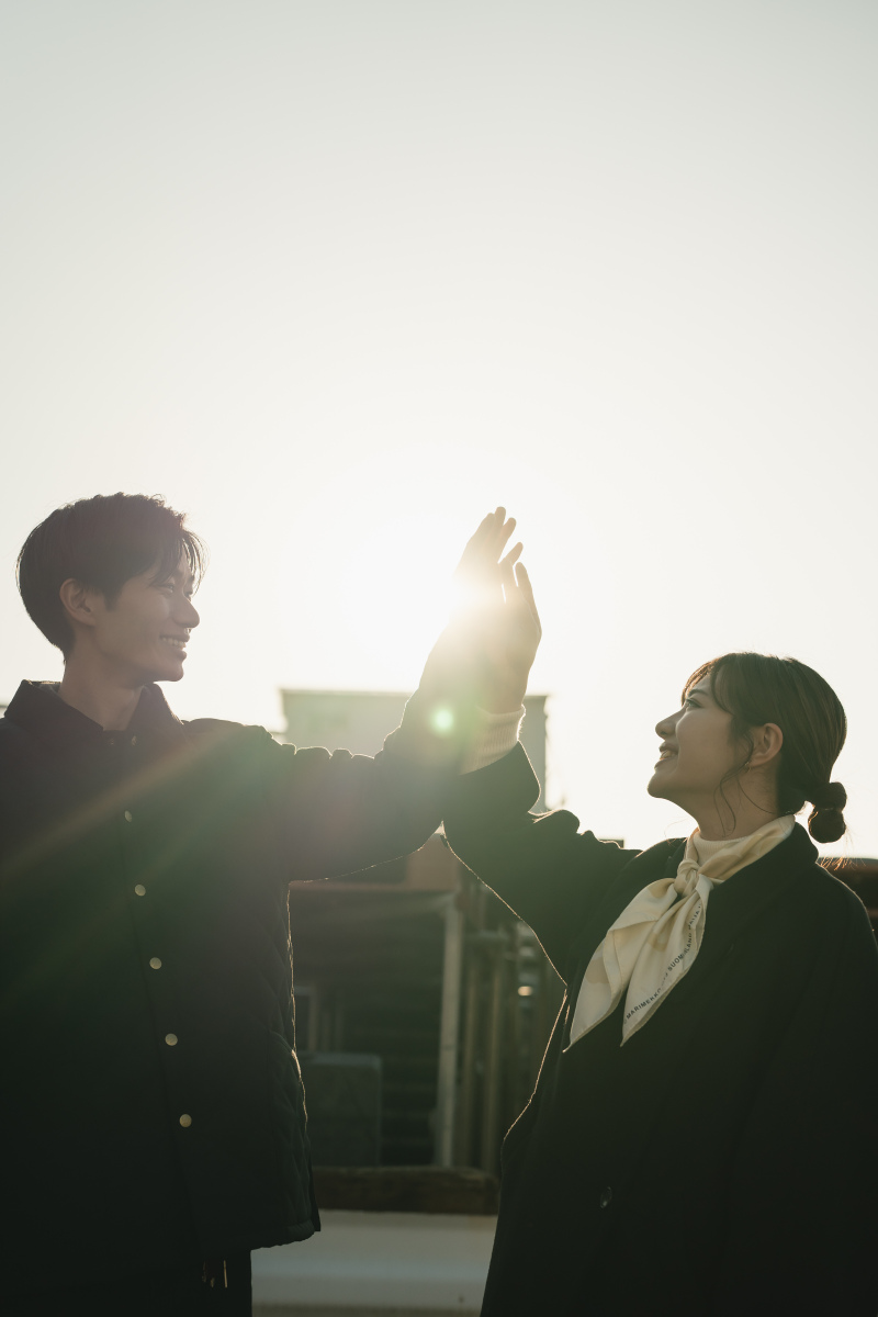 手をかかげて。