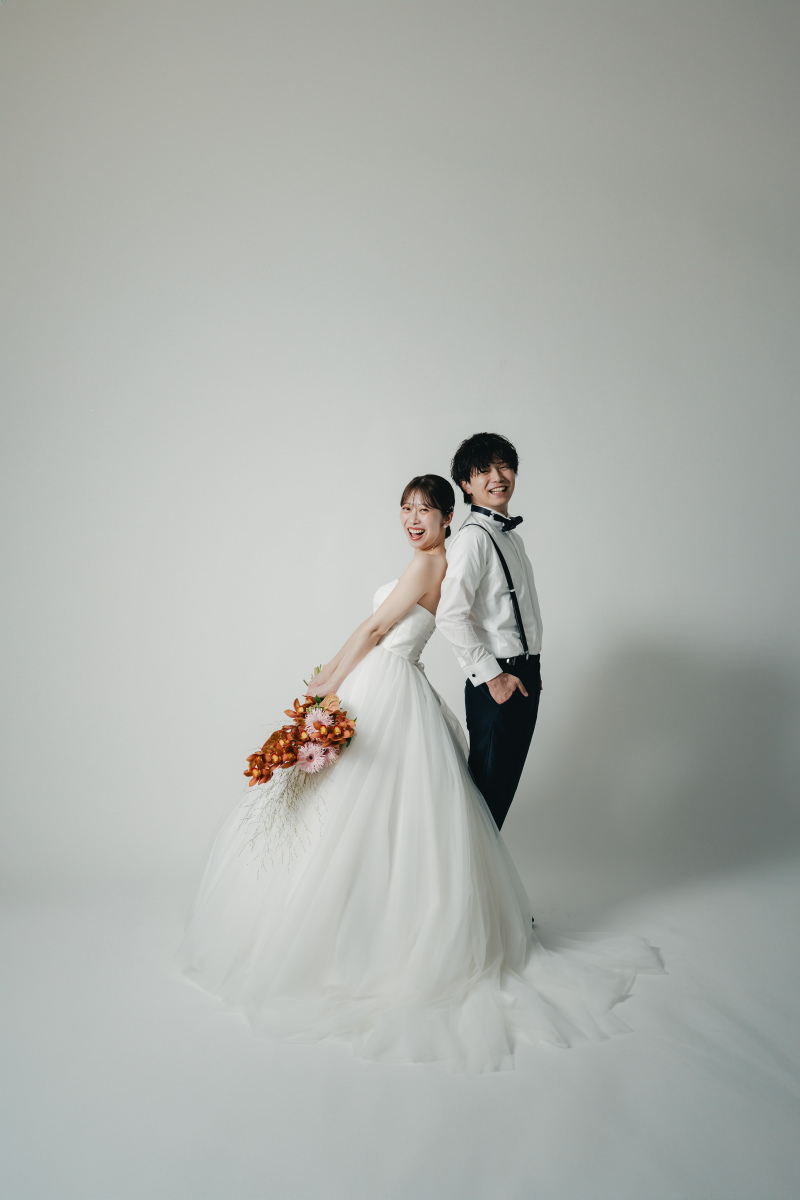 白背景をバックに笑顔で！