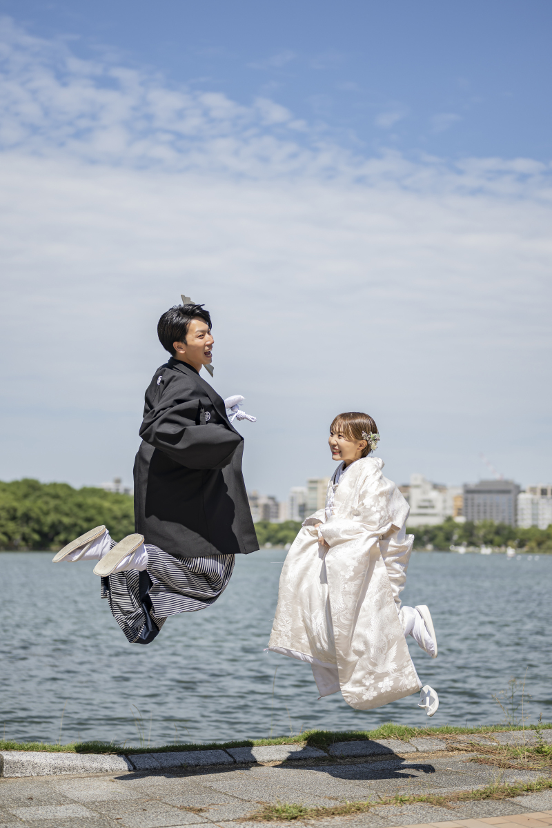 元気よく一緒にジャンプ