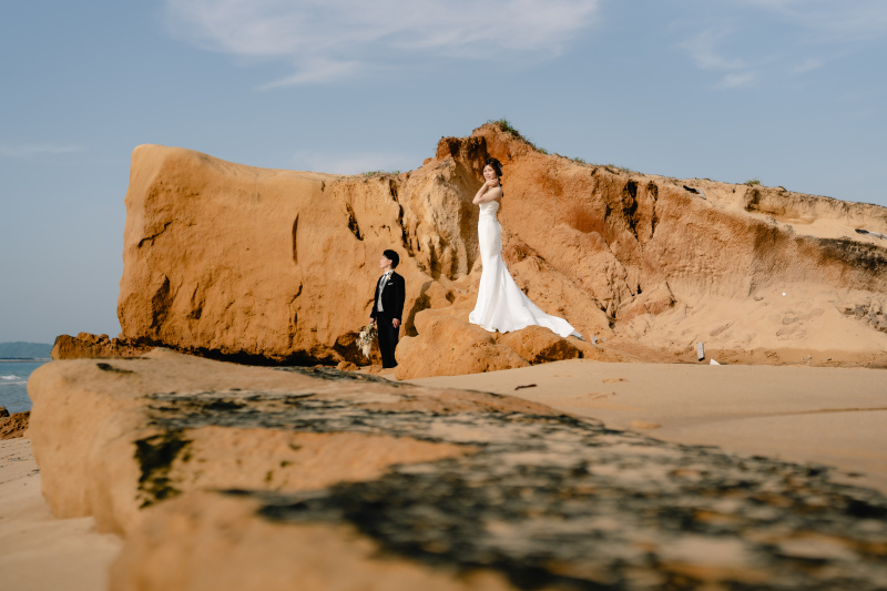 崖をバックに。