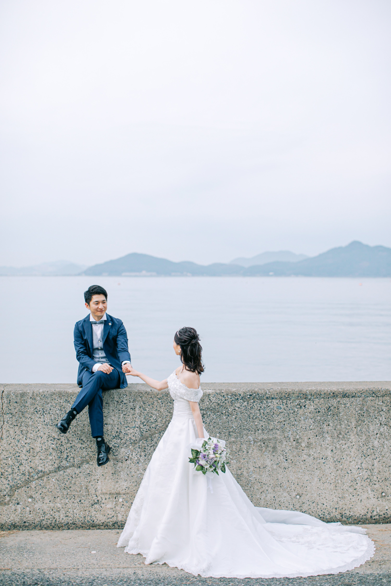 手を取り合いながら