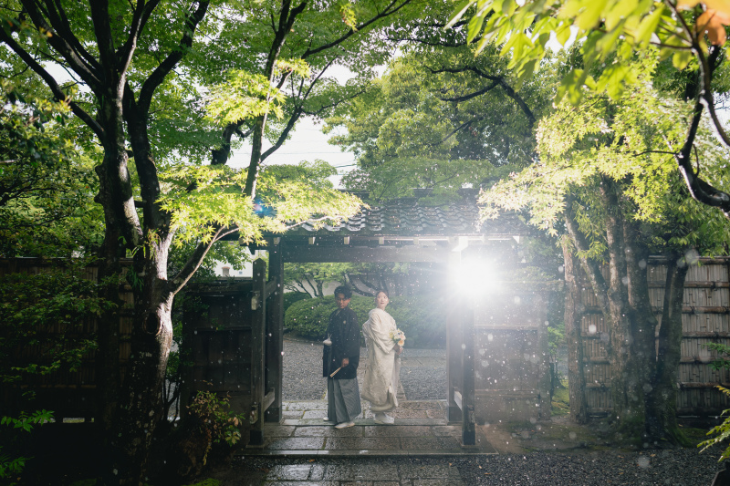 屋根の下で雨宿り