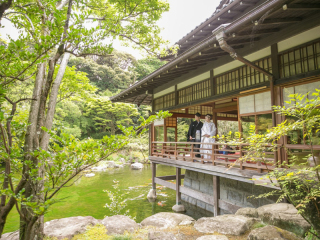 四季折々の草花の景観を楽しめる日本庭園「友泉亭」
