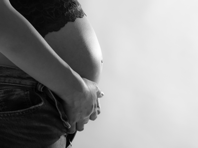 赤ちゃんと一緒に残す初めての家族写真。