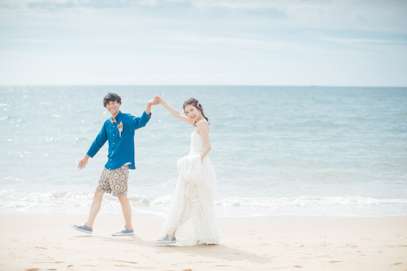 純白のドレスとのコントラストが美しい青い海