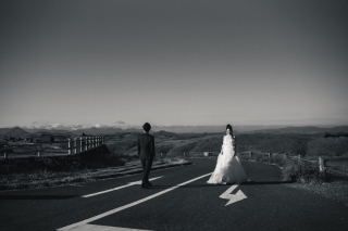 広大な背景を活かして