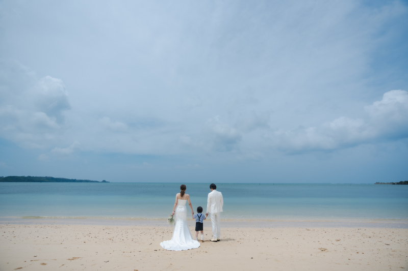 手を繋ぎながら