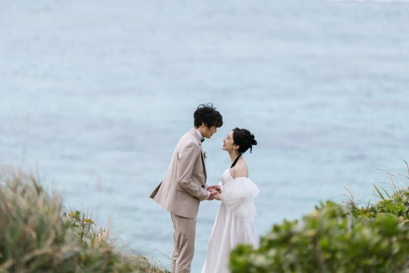 青い海を見渡しながら