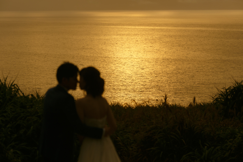 オレンジ色に染めた水面