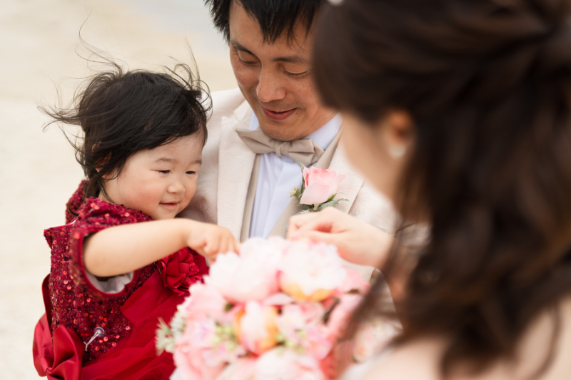 ブーケをツンツン♪