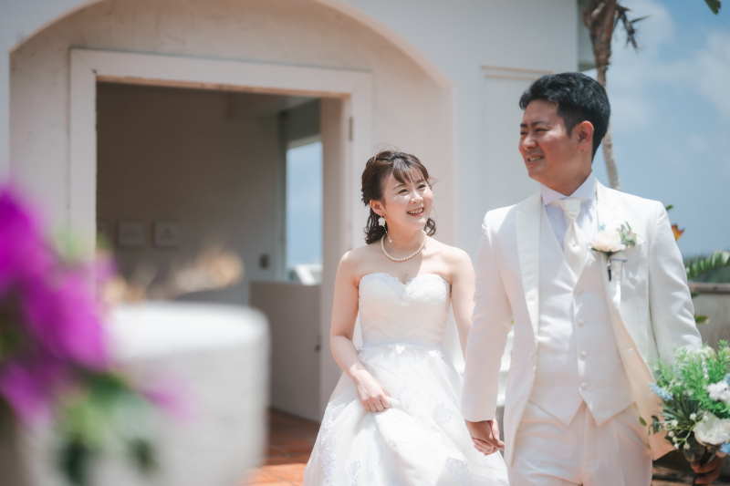 手を繋ぎながら