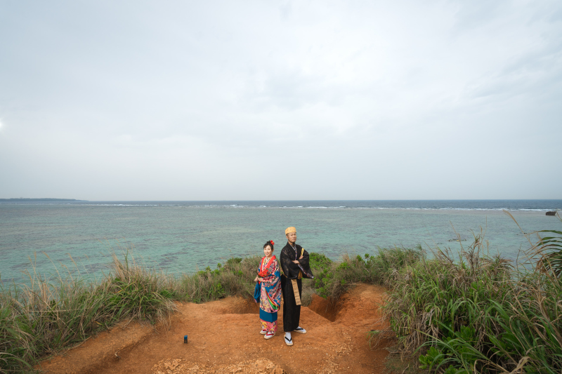 大海原をバックに