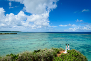 ビーチとチャペルでウェディングフォト
