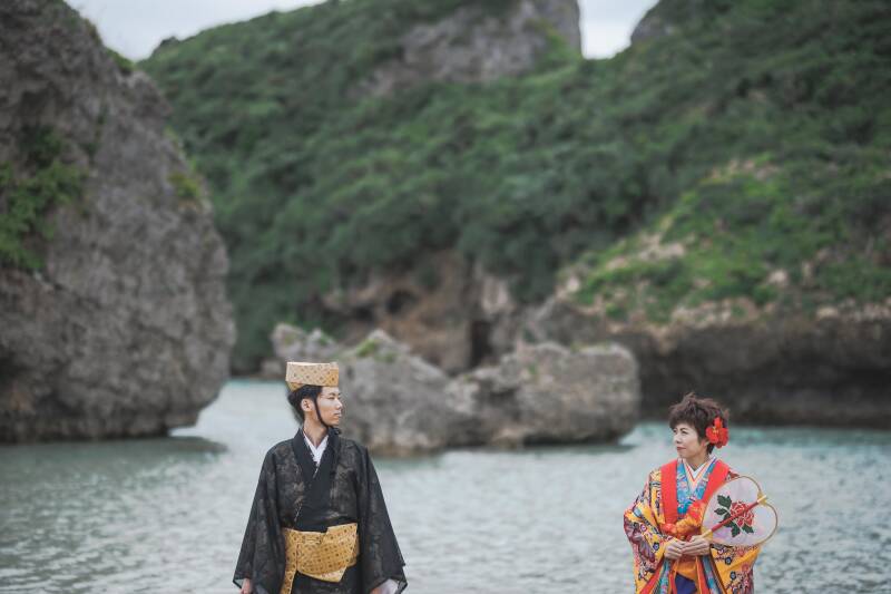 特別な衣装を身に纏い