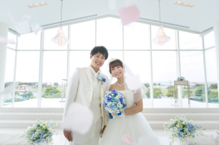 南国のチャペルとビーチとともに