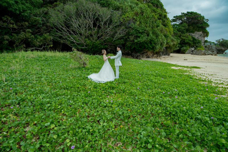 手を取り合って